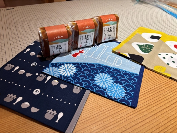 ヤン気まロケ土産：「つつみや八蔵オリジナル風呂敷」＆「八海山の麹味噌」セット